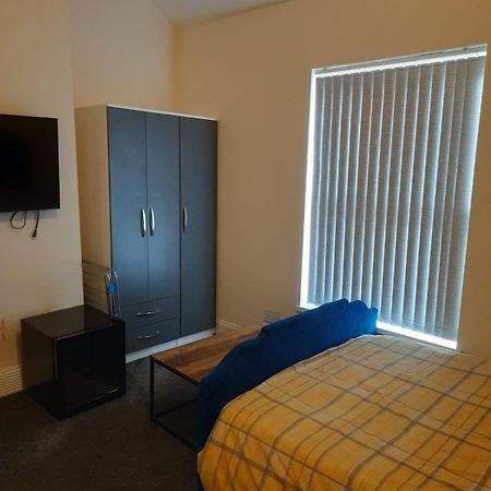 Lovely Bedroom With Shared Kitchen & Bathroom Free Parking Уолсолл Экстерьер фото