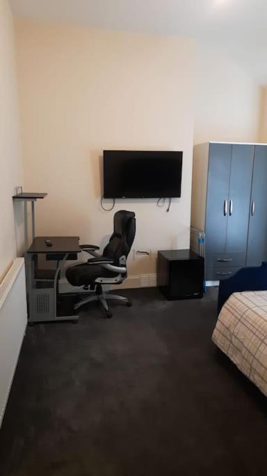 Lovely Bedroom With Shared Kitchen & Bathroom Free Parking Уолсолл Экстерьер фото