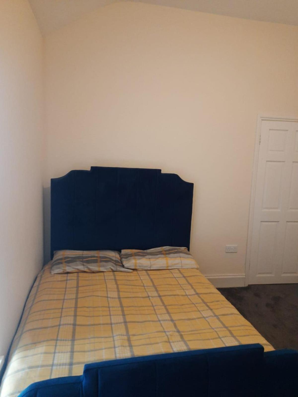 Lovely Bedroom With Shared Kitchen & Bathroom Free Parking Уолсолл Экстерьер фото